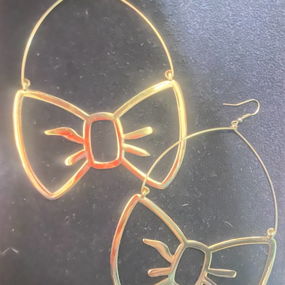 Gold Hello Kitty Bow tie Earrings. - Picture 1 of 2